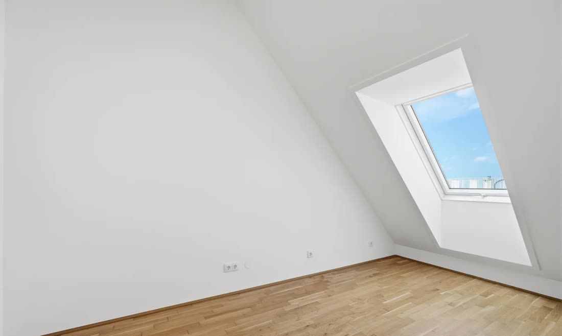 Leerer Raum mit Dachflächenfenster