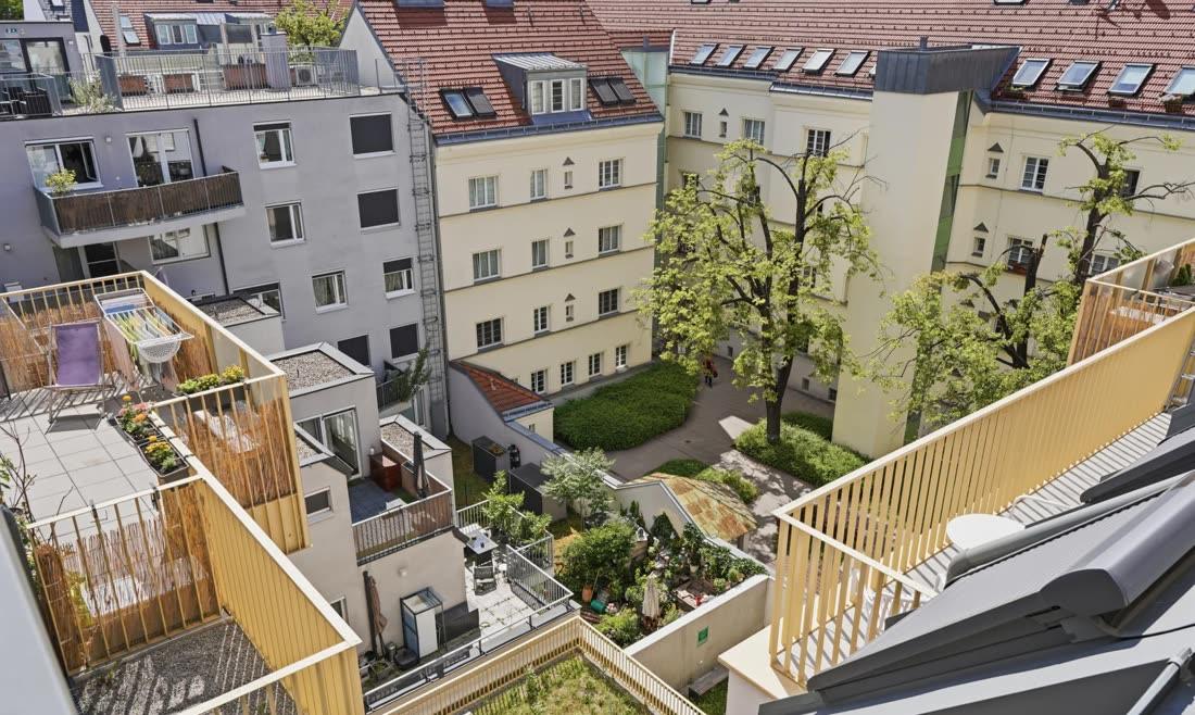 Dachgeschossausbau mit Terrassen in einem Wiener Innenhof