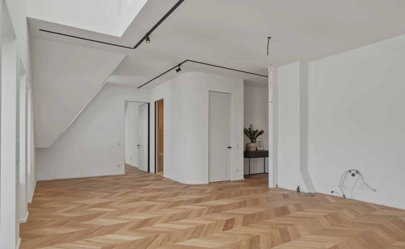 Leere Wohnung mit Parkett, bereit zur Übergabe
