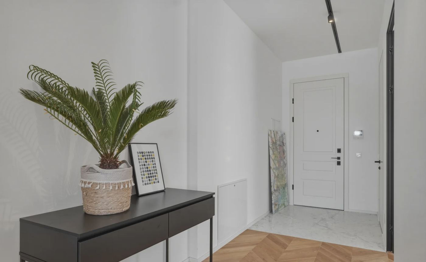 Eingangstür einer frisch renovierten Wohnung
